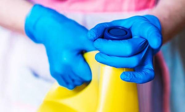 ANMAT prohibió la venta de una lavandina y productos cosméticos