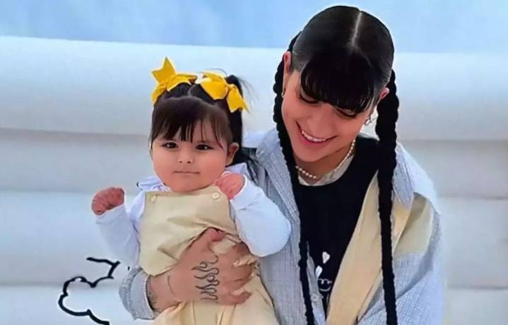 Cazzu llega a México con su hija Inti y evita polémicas con Nodal