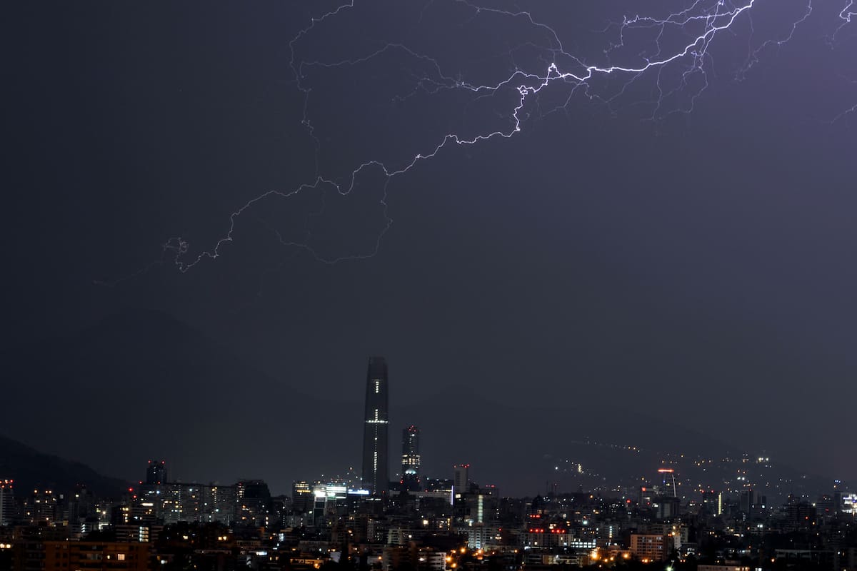 Incluyendo la RM: emiten aviso por tormentas y precipitaciones en tres regiones de Chile para hoy viernes 31 de octubre