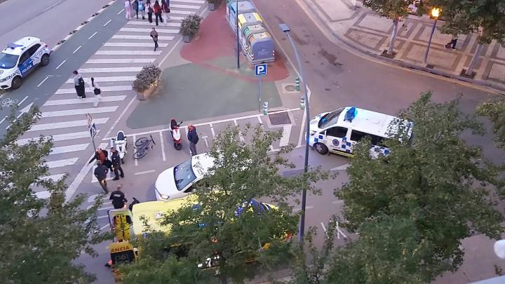 Un ciclista atropella a un peatón en Huesca al sortear un vehículo parado en el carril bici