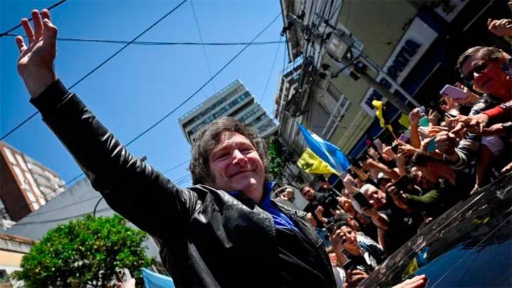 Milei aterrizó en Córdoba para cerrar la campaña de La Libertad Avanza junto a sus candidatos