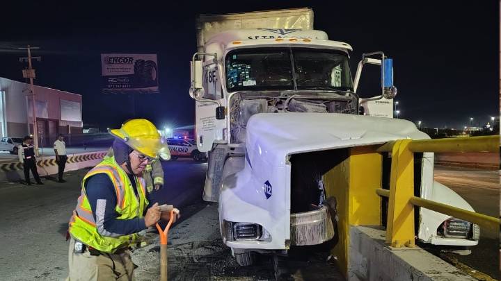 Aparatoso accidente de tráiler paraliza el periférico Raúl López Sánchez en Torreón