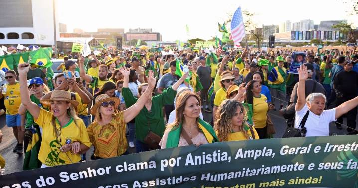 Partidarios del expresidente Bolsonaro marchan en Brasilia para exigir amnistía a su líder