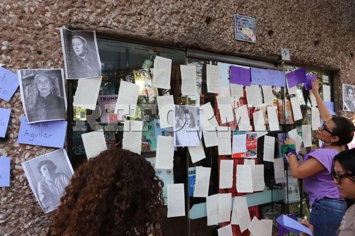Protestan mujeres en el FCE tras dichos de Taibo II