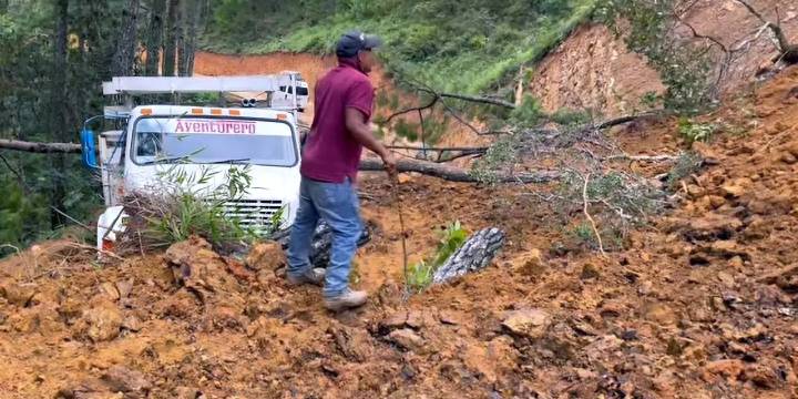 Causan lluvias derrumbes y cierres de caminos en la Mixteca