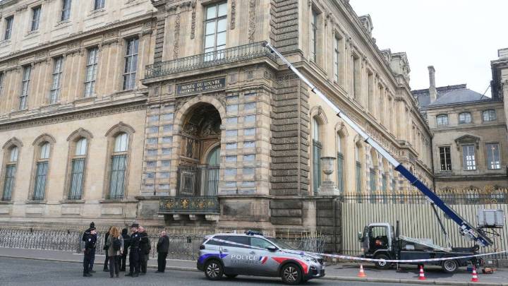 Louvre director admits 'terrible failure' in security after $100 million heist