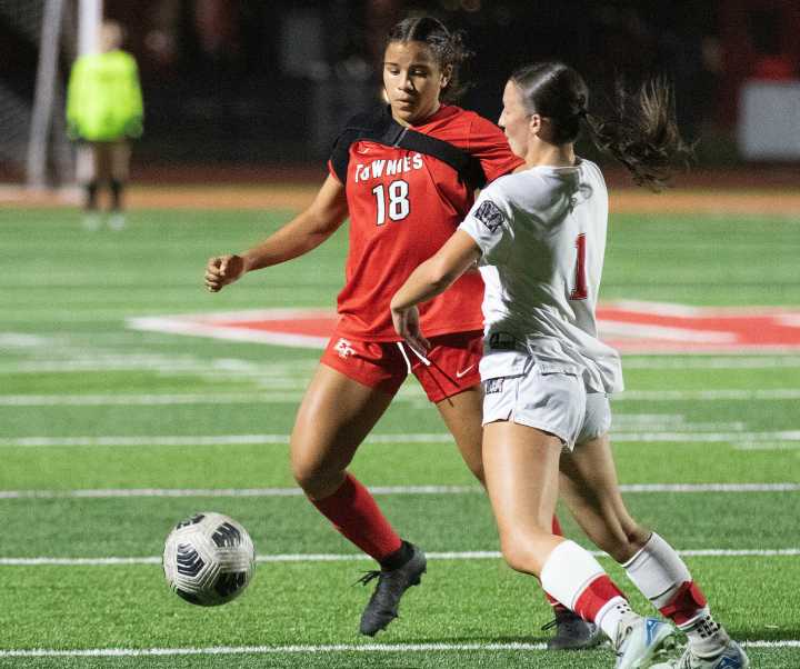 EP header beats Moses Brown 1