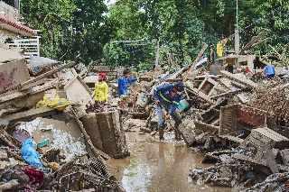 Suben a 80 los muertos por lluvias e inundaciones en cinco estados