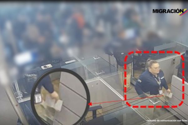 Condenan a funcionaria de Migración Colombia por cobrar dinero a viajeros en el aeropuerto El Dorado