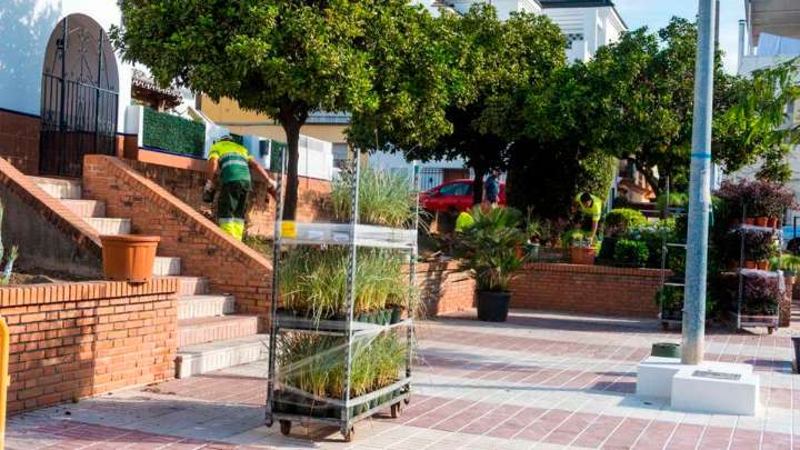 Crean un diseño paisajístico sostenible en una plaza de San Pedro Alcántara