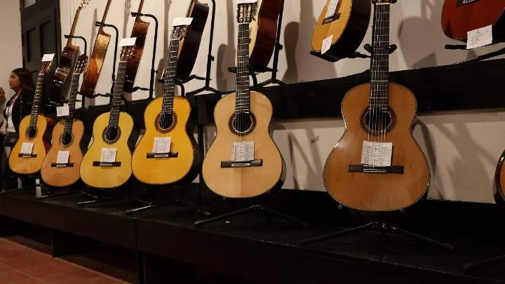 Michoacán impulsa reconocimiento para guitarras, huaraches y piñas de barro