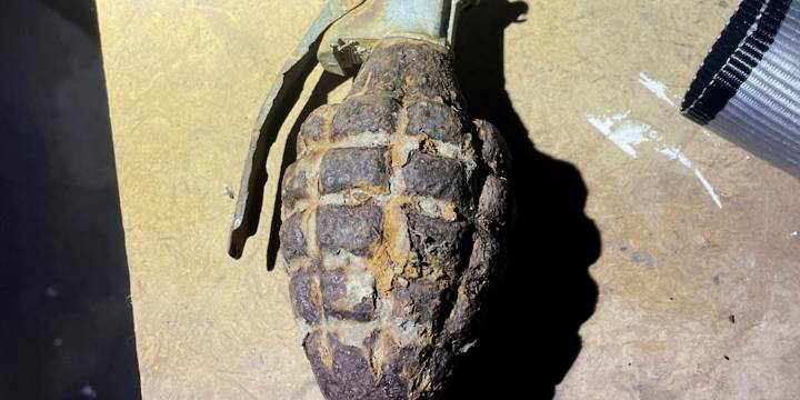 Un niño de tres años encontró una granada activa de la Segunda Guerra Mundial en el jardín de su casa en Washington
