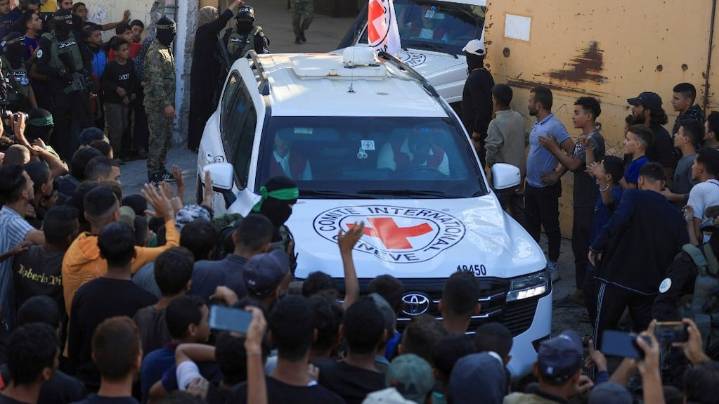 Hamas entregó solo 4 de los 28 cuerpos e Israel denuncia incumplimiento del acuerdo y amenaza con responder