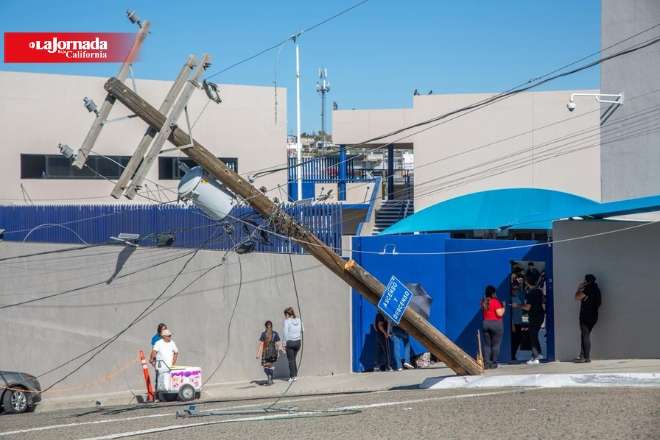 Tráiler jala cables y tumba poste frente a colegio en Tijuana