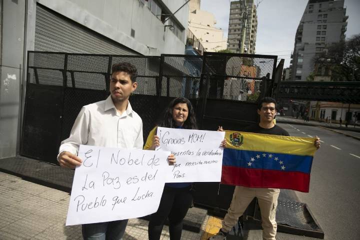 "Una caricia para los que luchamos". Chats estallados, emoción y festejos en Buenos Aires por el Nobel a Corina Machado