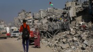Israel derriba edificios residenciales en el sur de Gaza pese al alto el fuego