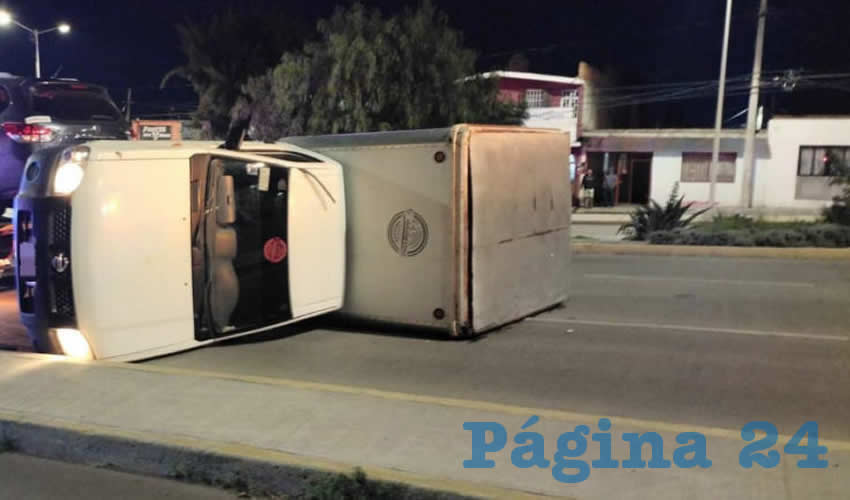 Ebrio Estrella y Vuelca Camioneta
