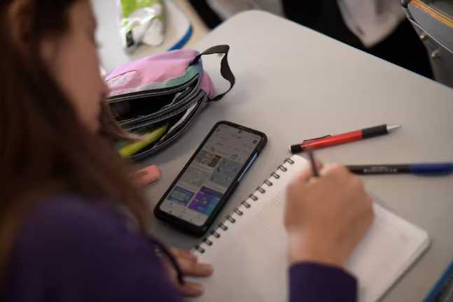 Así le ha ido a 25 colegios de Bogotá que restringieron el uso de los celulares