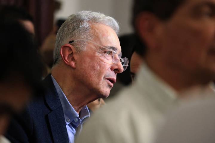 Tribunal de Colombia revoca condena contra expresidente Álvaro Uribe: había sido condenado a 12 años de prisión por soborno y fraude