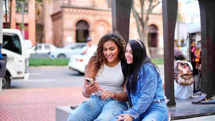 Medellín busca fortalecer el bilingüismo: ofrecen 5.000 becas para estudiar inglés con Sapiencia