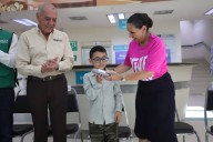 Coahuila: Entrega DIF lentes a personas con deficiencias visuales en Saltillo