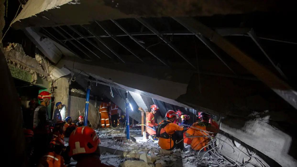 Sin señales de vida tras derrumbe de internado, 59 desaparecidos
