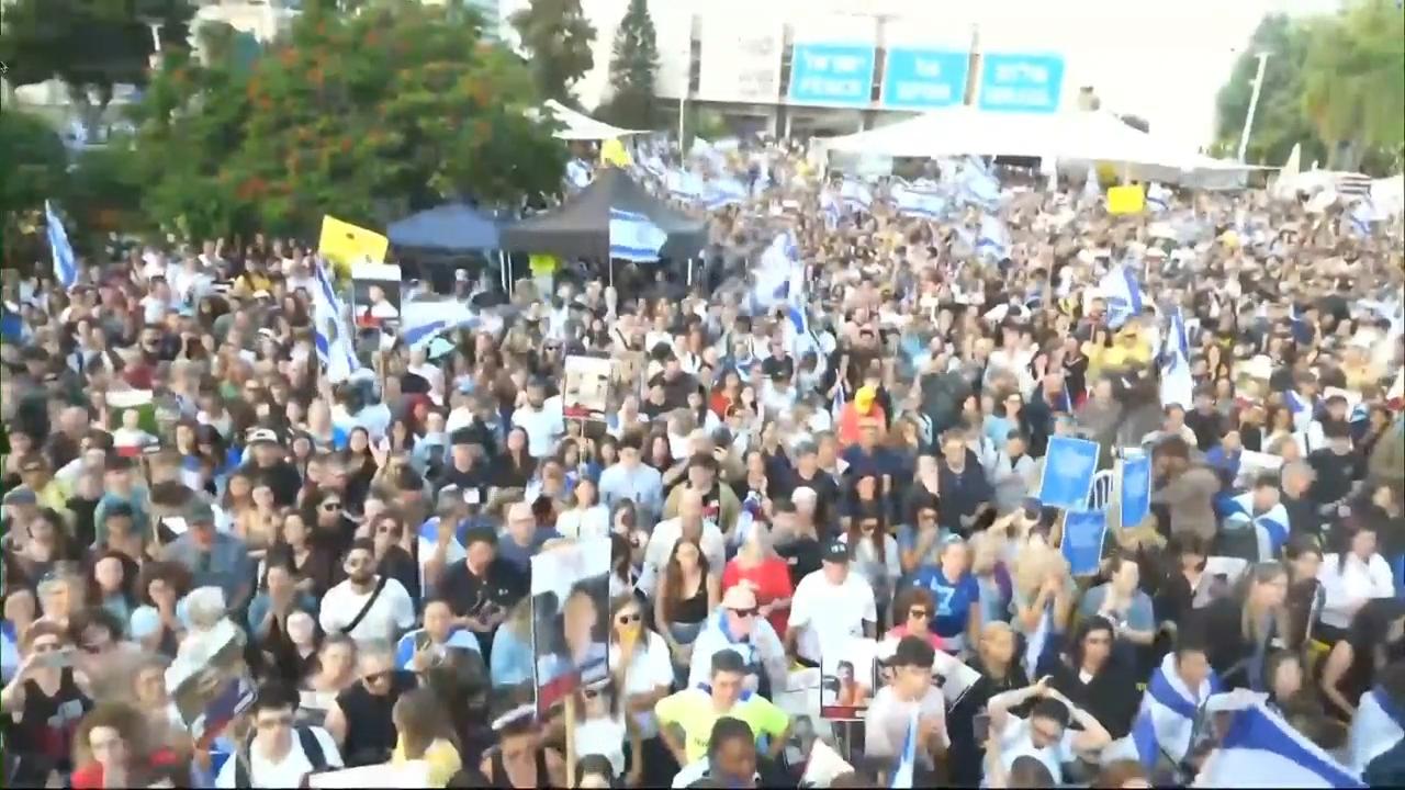 Crowds cheer in Tel Aviv as TV reporter announces release of first group of hostages by Hamas