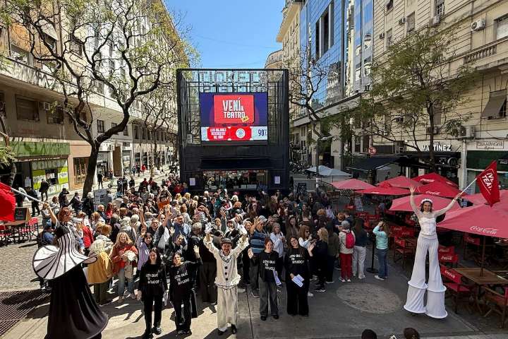 80 obras a precios rebajados. Con filas desde la mañana empezó la gran oferta del teatro porteño, con entradas a menos de 10 mil pesos