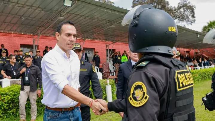 "Hay un pleno respaldo": José Jerí felicita a policías desplegados durante la protesta ciudadana del miércoles y les entregan canastas de víveres
