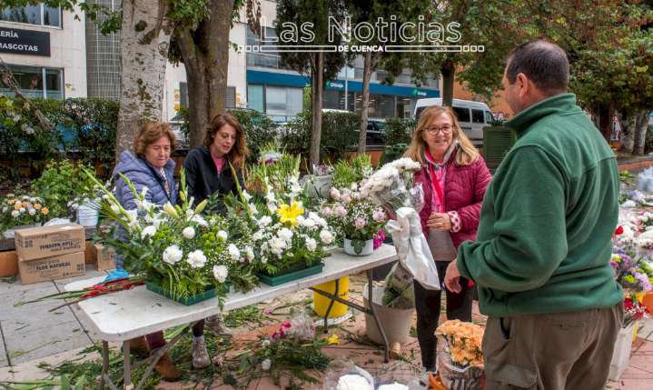 Margaritas, gladiolos y claveles, las flores más vendidas para Todos los Santos