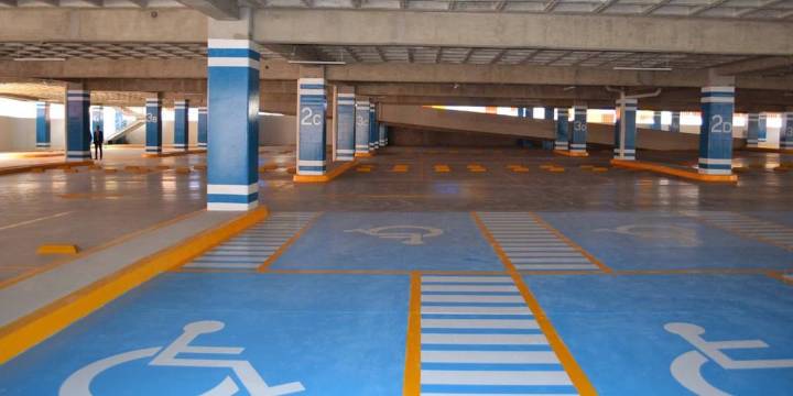 Morena propone que embarazadas, adultos mayores y mujeres usen estacionamiento exclusivo