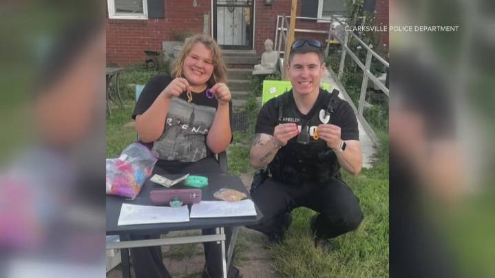 Officer buys bracelets to supports young entrepreneur