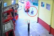 Video: imprudente maniobra de motociclista cuando autobomba ingresaba al cuartel de Bomberos