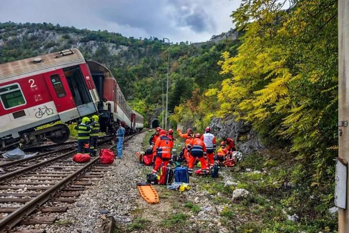 Decenas de heridos, dos en estado crítico, tras un choque entre trenes rápidos en Eslovaquia
