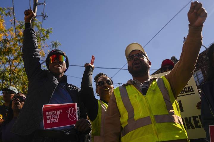 Canada Post union prepares for meeting with Ottawa as strike stretches on