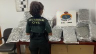 Pillado cuando intentaba traspasar 36,8 kilos de cogollos de marihuana entre dos coches en Calahonda