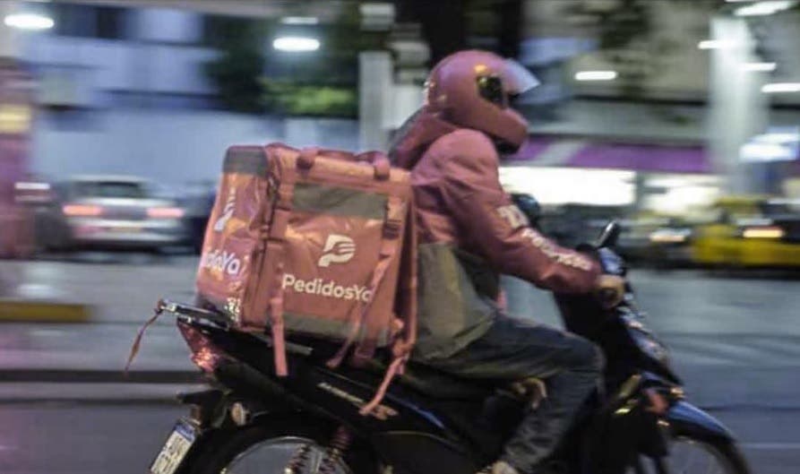Le robaron la moto a un cadete PedidosYa de la puerta de su casa