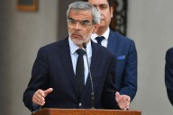 La Moneda respalda a Luis Cordero en medio de querellas opositoras por el caso Bernarda Vera: “Tomar bandos no trae una solución real”