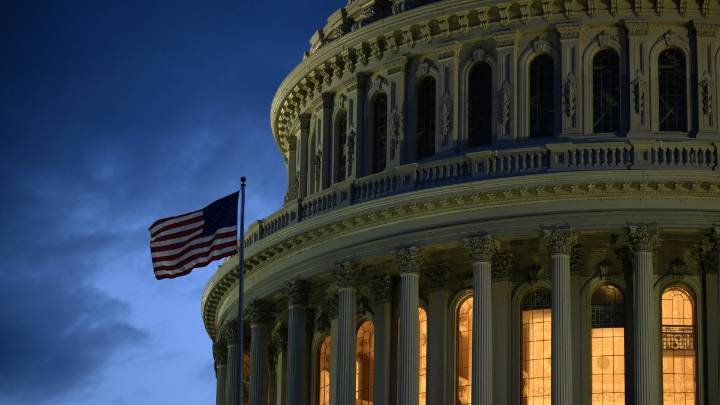 Una jueza federal bloquea de forma provisional los recortes de personal ordenados por la Administración Trump durante el cierre de Gobierno