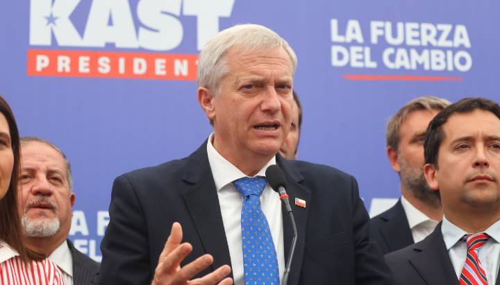 Kast da a conocer propuestas que apuntan a eliminar a los “apitutados” y operadores políticos del Estado