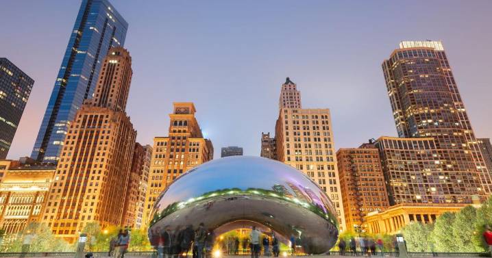 Chicago breaks summer tourism records with nearly $1 billion in hotel revenue