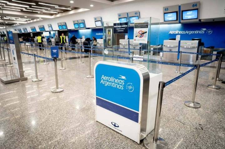 Por un nuevo conflicto con los pilotos, Aerolíneas Argentinas advirtió sobre demoras y cancelaciones este 24 de octubre