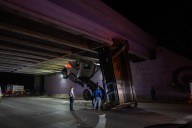¿Un Transformer? Camión queda atorado en puente rumbo a Playas de Tijuana