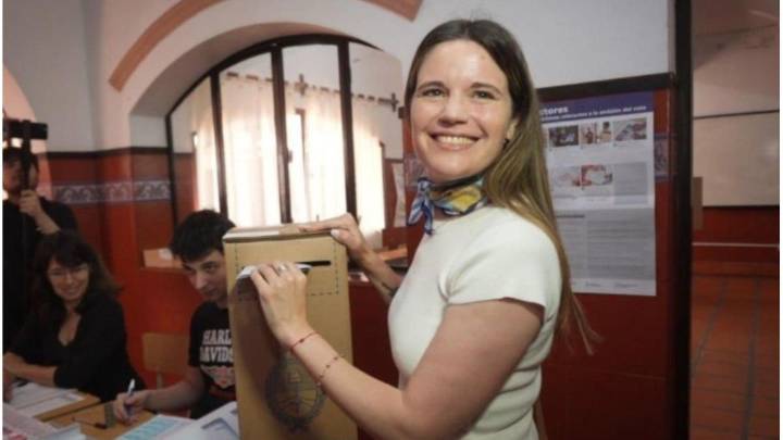 Caren Tepp, tras emitir su voto: "Esta elección es un plebiscito al gobierno nacional"