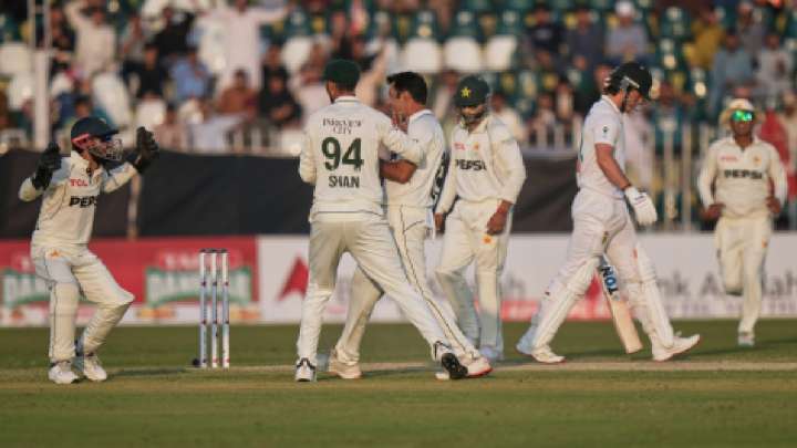 Two late wickets jolts South Africa progress in second test against Pakistan