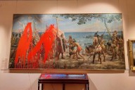 Dos activistas lanzan pintura roja contra un cuadro de Colón en el Museo Naval de Madrid