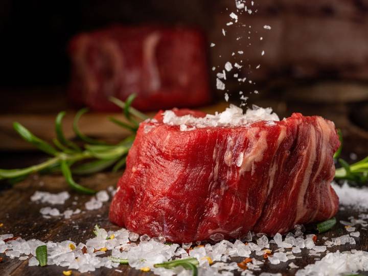 La carne roja debe ser solo una parte mínima de una dieta saludable, afirman expertos