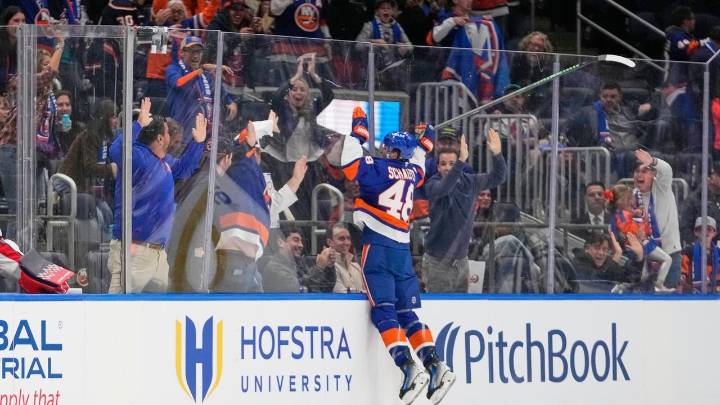 Matthew Schaefer scores first NHL goal in Isles home opener
