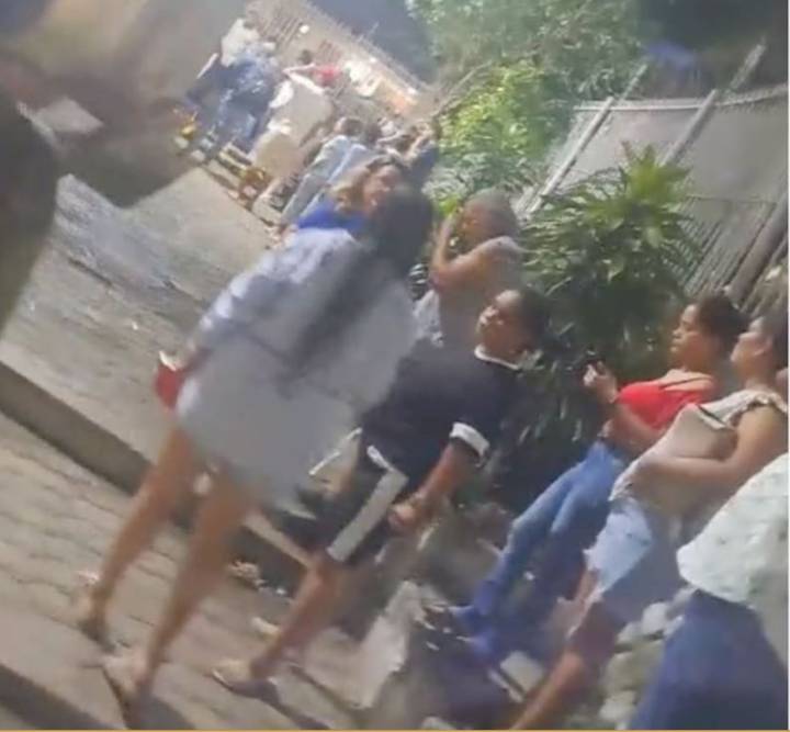 Estaba con una mujer, trató de huir por la ventana y cayó del cuarto piso