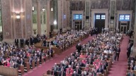 Arrestan a un hombre con cientos de explosivos afuera de una catedral de Washington antes de la Misa Roja de SCOTUS